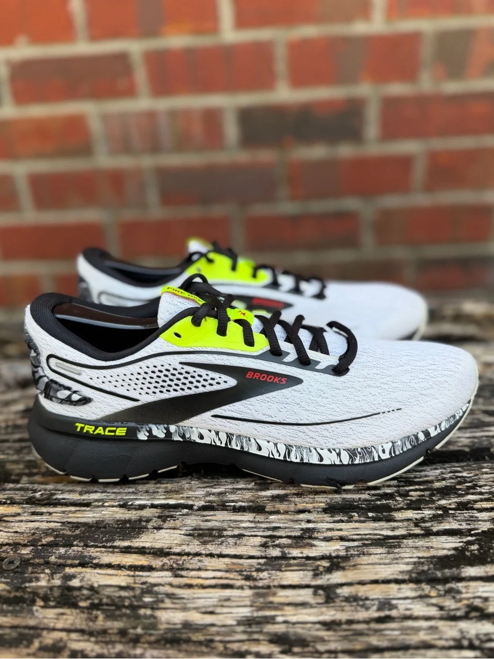 Brooks Trace 2 Hero Pack Fire Fighter White/Black Women’s Sz 9 Running Shoes X1 - Picture 4 of 16
